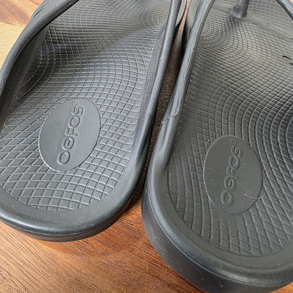 OOFOS Black Thong Recovery Sandals Men's 8 Women's 10